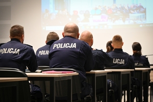 Policjanci podczas rozpoczęcia kursu aspiranckiego w auli Oddziału Prewencji Policji w Rzeszowie