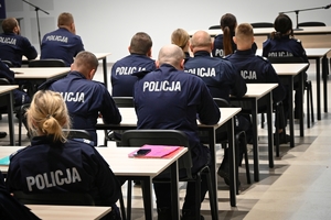 Policjanci podczas rozpoczęcia kursu aspiranckiego w auli Oddziału Prewencji Policji w Rzeszowie