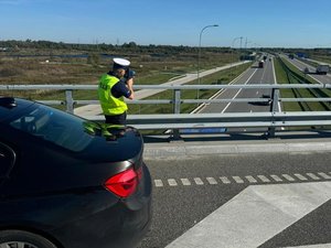 umundurowany policjant ruchu drogowego z miernikiem DBC