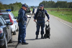 Policyjni przewodnicy z psami służbowymi podczas atestacji na terenie Oddziału Prewencji Policji w Rzeszowie.