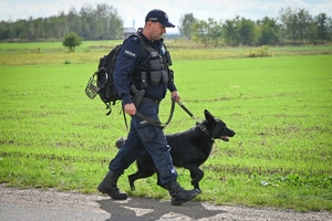 Policyjni przewodnicy z psami służbowymi podczas atestacji na terenie Oddziału Prewencji Policji w Rzeszowie.