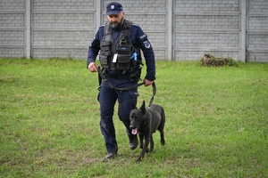 Policyjni przewodnicy z psami służbowymi podczas atestacji na terenie Oddziału Prewencji Policji w Rzeszowie.