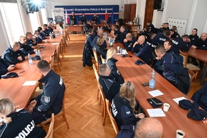 Policjanci i zaproszeni goście podczas szkolenia policjantów dzielnicowych w auli Komendy Wojewódzkiej Policji w Rzeszowie