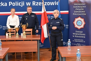 Policjanci - jury oraz uczestnicy konkursu dla policjantów – oskarżycieli publicznych w auli Komendy Wojewódzkiej Policji w Rzeszowie.