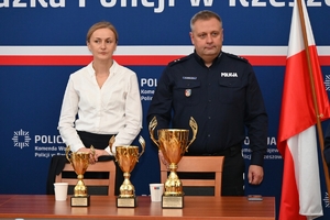 Policjanci - jury oraz uczestnicy konkursu dla policjantów – oskarżycieli publicznych w auli Komendy Wojewódzkiej Policji w Rzeszowie.