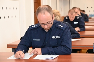 Policjanci - jury oraz uczestnicy konkursu dla policjantów – oskarżycieli publicznych w auli Komendy Wojewódzkiej Policji w Rzeszowie.