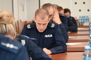 Policjanci - jury oraz uczestnicy konkursu dla policjantów – oskarżycieli publicznych w auli Komendy Wojewódzkiej Policji w Rzeszowie.