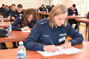 Policjanci - jury oraz uczestnicy konkursu dla policjantów – oskarżycieli publicznych w auli Komendy Wojewódzkiej Policji w Rzeszowie.