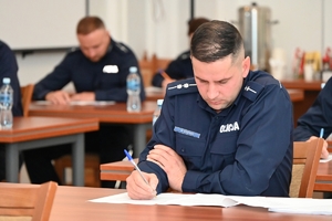 Policjanci - jury oraz uczestnicy konkursu dla policjantów – oskarżycieli publicznych w auli Komendy Wojewódzkiej Policji w Rzeszowie.