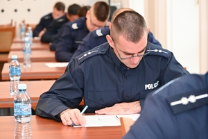 Policjanci - jury oraz uczestnicy konkursu dla policjantów – oskarżycieli publicznych w auli Komendy Wojewódzkiej Policji w Rzeszowie.