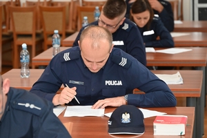 Policjanci - jury oraz uczestnicy konkursu dla policjantów – oskarżycieli publicznych w auli Komendy Wojewódzkiej Policji w Rzeszowie.