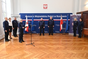 Policjanci - jury oraz uczestnicy konkursu dla policjantów – oskarżycieli publicznych w auli Komendy Wojewódzkiej Policji w Rzeszowie.