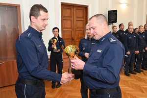 Policjanci - jury oraz uczestnicy konkursu dla policjantów – oskarżycieli publicznych w auli Komendy Wojewódzkiej Policji w Rzeszowie.