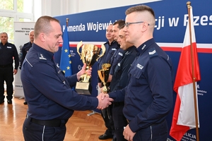 Policjanci - jury oraz uczestnicy konkursu dla policjantów – oskarżycieli publicznych w auli Komendy Wojewódzkiej Policji w Rzeszowie.