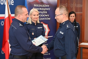 Policjanci - jury oraz uczestnicy konkursu dla policjantów – oskarżycieli publicznych w auli Komendy Wojewódzkiej Policji w Rzeszowie.