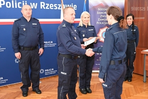 Policjanci - jury oraz uczestnicy konkursu dla policjantów – oskarżycieli publicznych w auli Komendy Wojewódzkiej Policji w Rzeszowie.