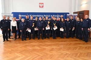 Policjanci - jury oraz uczestnicy konkursu dla policjantów – oskarżycieli publicznych w auli Komendy Wojewódzkiej Policji w Rzeszowie.