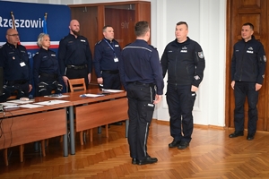 Policjanci podczas konkursu służby dyżurnej w auli Komendy Wojewódzkiej Policji.