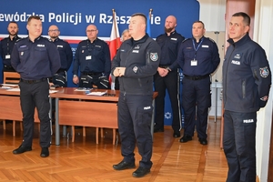 Policjanci podczas konkursu służby dyżurnej w auli Komendy Wojewódzkiej Policji.