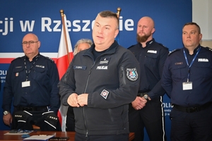 Policjanci podczas konkursu służby dyżurnej w auli Komendy Wojewódzkiej Policji.