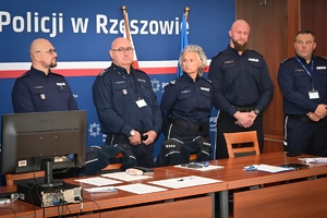 Policjanci podczas konkursu służby dyżurnej w auli Komendy Wojewódzkiej Policji.