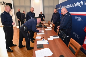 Policjanci podczas konkursu służby dyżurnej w auli Komendy Wojewódzkiej Policji.