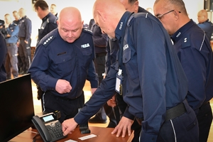 Policjanci podczas konkursu służby dyżurnej w auli Komendy Wojewódzkiej Policji.