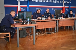 Policjanci podczas konkursu służby dyżurnej w auli Komendy Wojewódzkiej Policji.