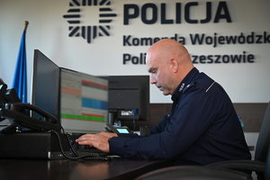 Policjanci podczas konkursu służby dyżurnej w auli Komendy Wojewódzkiej Policji.