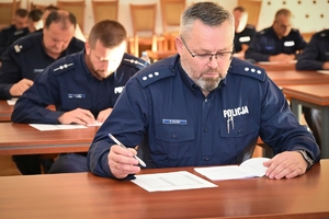 Policjanci podczas konkursu służby dyżurnej w auli Komendy Wojewódzkiej Policji.