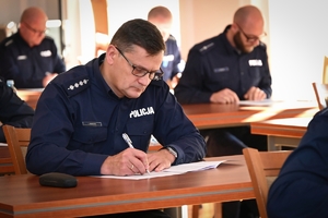 Policjanci podczas konkursu służby dyżurnej w auli Komendy Wojewódzkiej Policji.