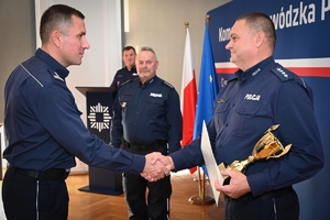 Policjanci podczas konkursu służby dyżurnej w auli Komendy Wojewódzkiej Policji.