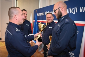 Policjanci podczas konkursu służby dyżurnej w auli Komendy Wojewódzkiej Policji.