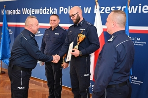 Policjanci podczas konkursu służby dyżurnej w auli Komendy Wojewódzkiej Policji.