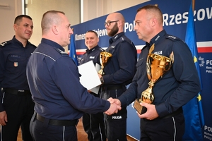 Policjanci podczas konkursu służby dyżurnej w auli Komendy Wojewódzkiej Policji.