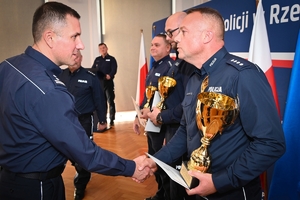 Policjanci podczas konkursu służby dyżurnej w auli Komendy Wojewódzkiej Policji.