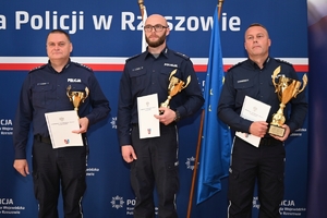 Policjanci podczas konkursu służby dyżurnej w auli Komendy Wojewódzkiej Policji.