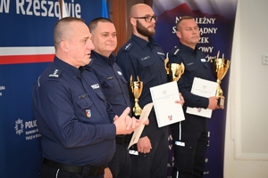 Policjanci podczas konkursu służby dyżurnej w auli Komendy Wojewódzkiej Policji.