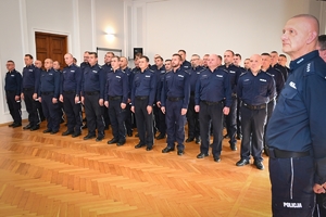 Policjanci podczas konkursu służby dyżurnej w auli Komendy Wojewódzkiej Policji.