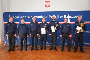 Policjanci podczas konkursu służby dyżurnej w auli Komendy Wojewódzkiej Policji.