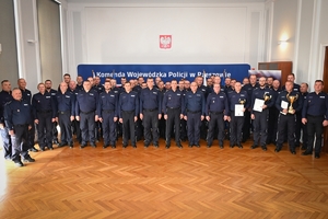 Policjanci podczas konkursu służby dyżurnej w auli Komendy Wojewódzkiej Policji.