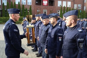 policjanci otrzymują puchar