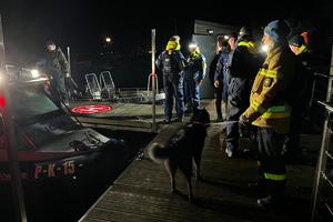 Policyjni wodniacy doskonalą umiejętności prowadzenia łodzi w porze nocnej oraz w trudnych warunkach atmosferycznych