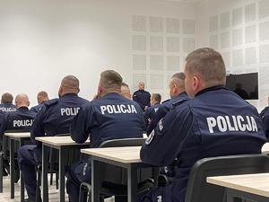 umundurowani policjanci na auli