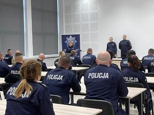 umundurowani policjanci na auli