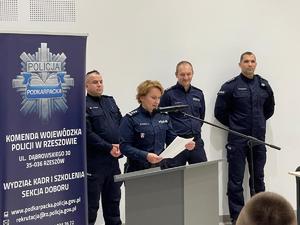 umundurowani policjanci na auli