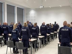 umundurowani policjanci na auli