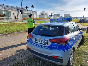 umundurowani policjanci na drogach w rejonie cmentarzy kierują ruchem