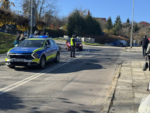 umundurowani policjanci na drogach w rejonie cmentarzy kierują ruchem