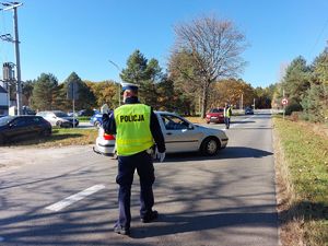 umundurowani policjanci na drogach w rejonie cmentarzy kierują ruchem